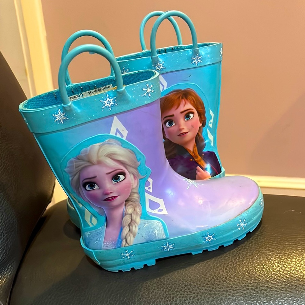 Frozen rain boots. Ana and Elsa size 9/10
